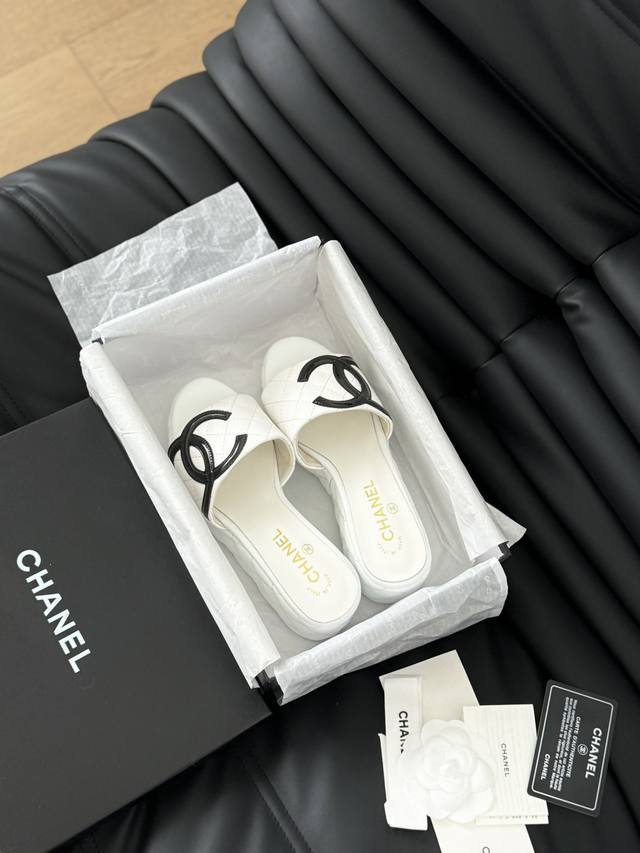 Chanel 小香24C新品 菱格厚底松糕拖鞋 夏天一定要入的拖鞋系列 可文艺可时髦 穿搭率实在太高了 厚底在拉长腿方面真的yyds 百搭舒适 上脚秒变大长腿！