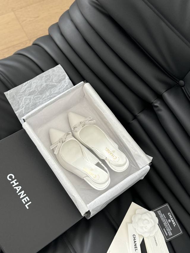 Chanel 24新款钻扣尖头单鞋 精致的水钻扣 上脚腿长拉满 跟高6.5Cm 鞋面牛皮 真丝 内里羊皮 原版扣 真皮大底！ Size:35-40