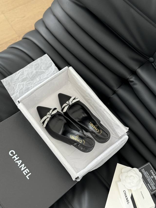 Chanel 24新款钻扣尖头单鞋 精致的水钻扣 上脚腿长拉满 跟高6.5Cm 鞋面牛皮 真丝 内里羊皮 原版扣 真皮大底！ Size:35-40