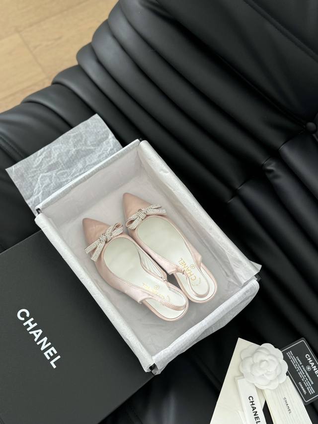 Chanel 24新款钻扣尖头单鞋 精致的水钻扣 上脚腿长拉满 跟高6.5Cm 鞋面牛皮 真丝 内里羊皮 原版扣 真皮大底！ Size:35-40