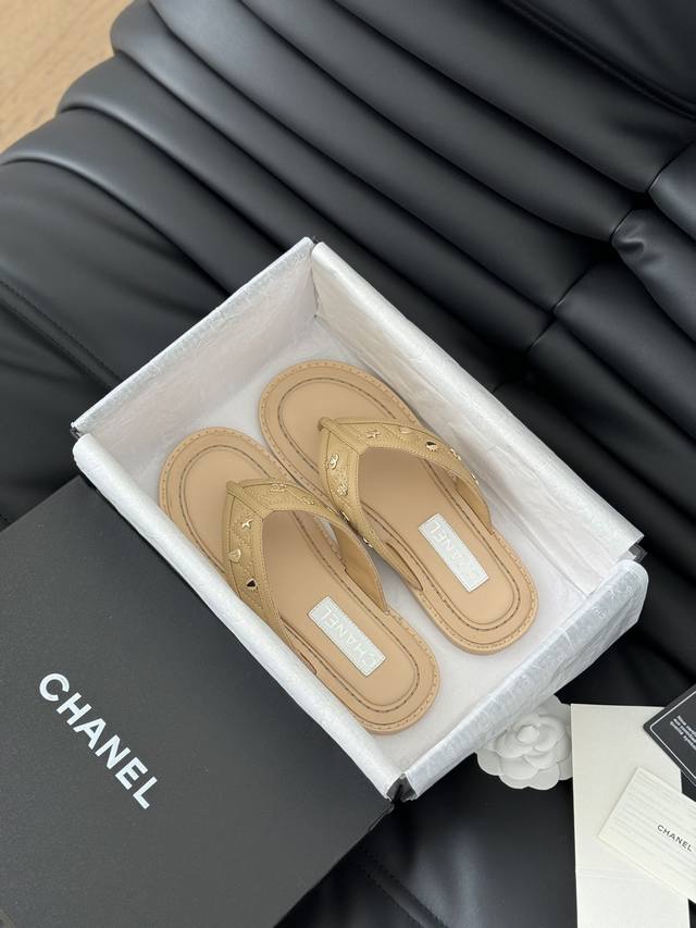 Chanel 24S手工坊夹脚拖鞋 简约又不失甜美俏皮！ 鞋面牛皮，原版五金。 纯色面料清爽易搭，搭配扣子好看！ 内里羊皮 真皮大底 Size:35-39 其他