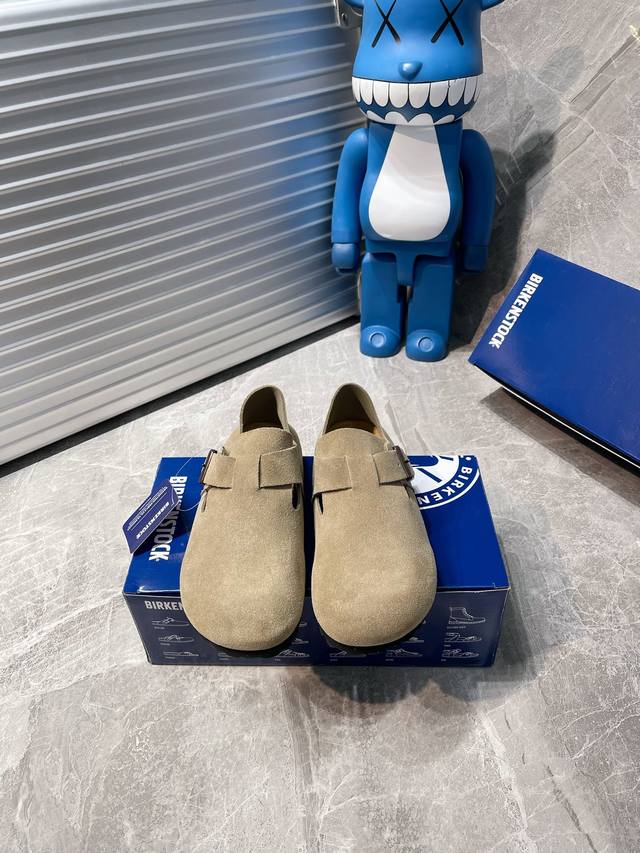 出厂 Birkenstock 博肯全包单鞋 常规版 产品全面升级！软木脚床更舒服，垫脚皮全部机器压贴上去的，细节效果做到更好。扣子全部改成卡钉锁死的，永不脱落。