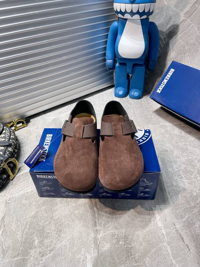 出厂 Birkenstock 博肯全包单鞋 常规版 产品全面升级！软木脚床更舒服，垫脚皮全部机器压贴上去的，细节效果做到更好。扣子全部改成卡钉锁死的，永不脱落。