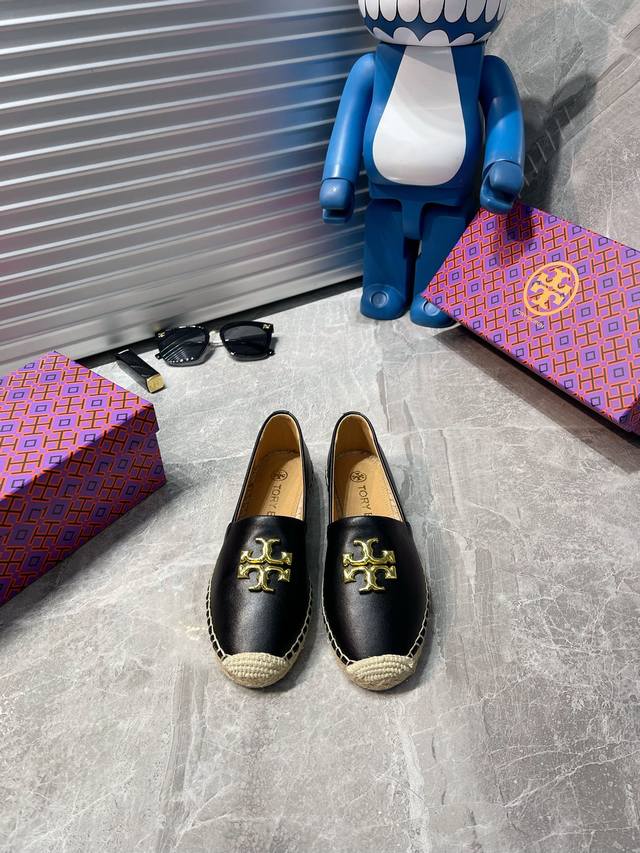 出厂 Tory Burch 兔年限定款产品， 皮革渔夫鞋采用身着t Monogram 外套的兔子嵌花，玩趣礼赞兔年新春 在中国十二生肖中，兔是幸运的象征。手工缝