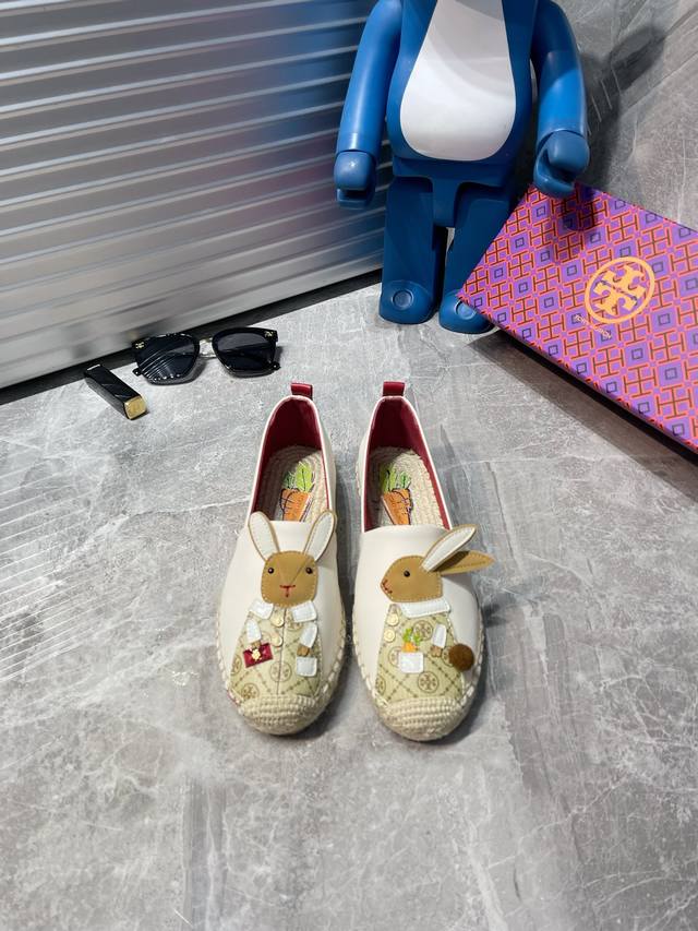 出厂 Tory Burch 兔年限定款产品， 皮革渔夫鞋采用身着t Monogram 外套的兔子嵌花，玩趣礼赞兔年新春 在中国十二生肖中，兔是幸运的象征。手工缝