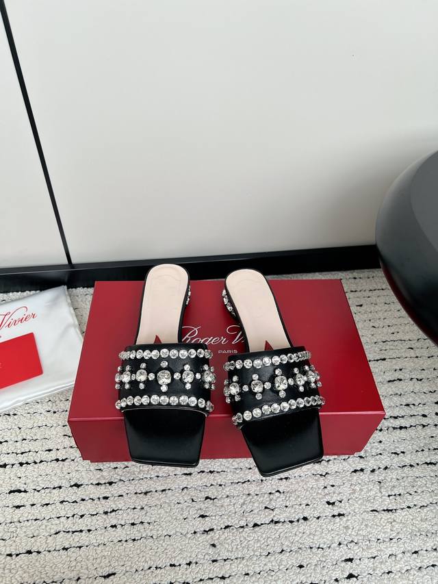 Rogervivier Disco圆形后跟镶钻凉拖鞋大珠片钻面爱心穆勒鞋 Roger Vivier先生倾心打造的系列经典作品开创了鞋履奢华精致风尚，本款stra