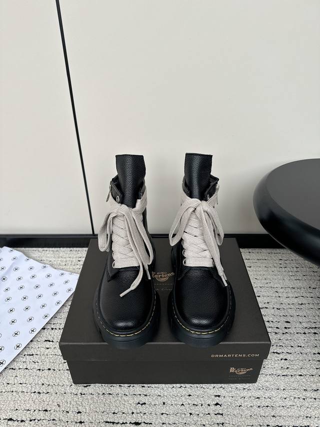 Rickowens X Dr.Martens联名款 24新款 绑带厚底增高马丁靴 全黑look是真的又帅又高级 这双 Rick Owens的马丁靴真的超级好看，