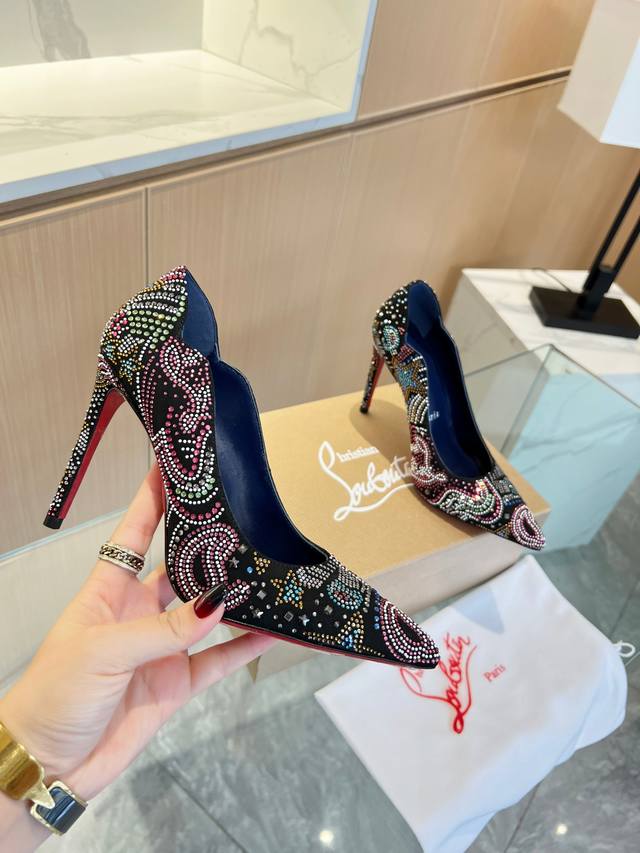 Christianlouboutin路铂廷 Cl红底鞋‖ 全球限量！来自拉斯维加斯的祝福灵感来自拉斯维加斯的炫彩霓虹 手工制作，精致工艺收藏级作品 绝对吸睛的存