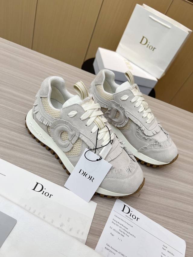 C‘Est Dior 迪奥24春夏走秀男女同款，全新休闲运动鞋 太古汇购入开发 完美复刻 ‘以绒面牛皮革和网眼织物制作，轻盈透气。侧边的cd字母非常有dior辩