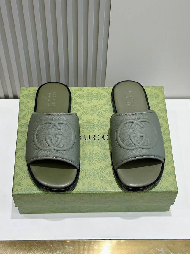 Gucci Lido男士互扣式双g拖鞋 设计灵感源自意大利海岸的夏日风情和海滩俱乐部。经典造型经gucci美学视角焕新演绎。这款男士凉拖选用舒适的光面皮革匠心打