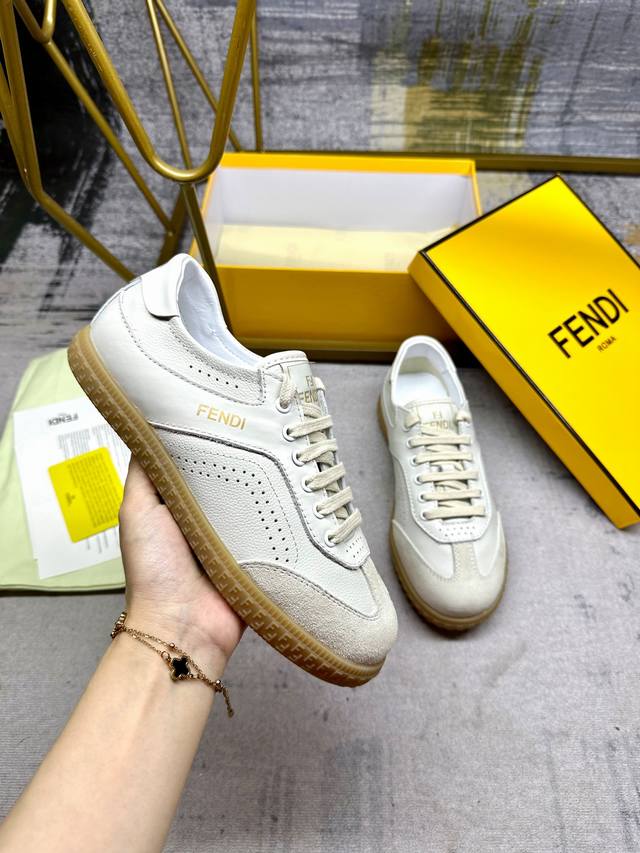 Fendi Flight系带运动鞋，黑色牛皮面料，呈现不同类型的纹理，麂皮包覆鞋头，羊皮内里垫脚，两侧带微型孔眼，大底饰有凸纹压花ff图案 ，35-42码