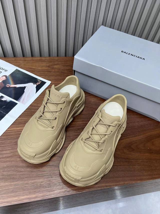 Balenciaga巴黎世家triple S 一体成型ip老爹鞋 经典的老爹鞋型搭配自然简约风格更加简洁实用 原版一体成型modo材质，舒适柔软. 非常轻盈 码