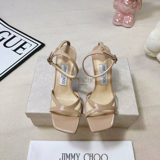 Jimmy Choo 新款漆皮高跟凉鞋系列上新 好看又舒服，日常正式场合都百搭，并以一字带和可调节开合的标志性设计彰显时髦个性 鞋面：原版特定牛漆皮 内里：原版