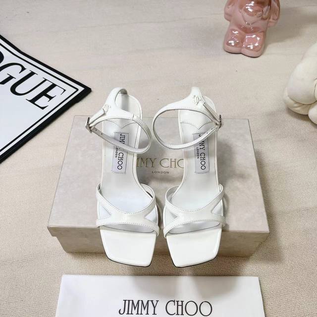 Jimmy Choo 新款漆皮高跟凉鞋系列上新 好看又舒服，日常正式场合都百搭，并以一字带和可调节开合的标志性设计彰显时髦个性 鞋面：原版特定牛漆皮 内里：原版