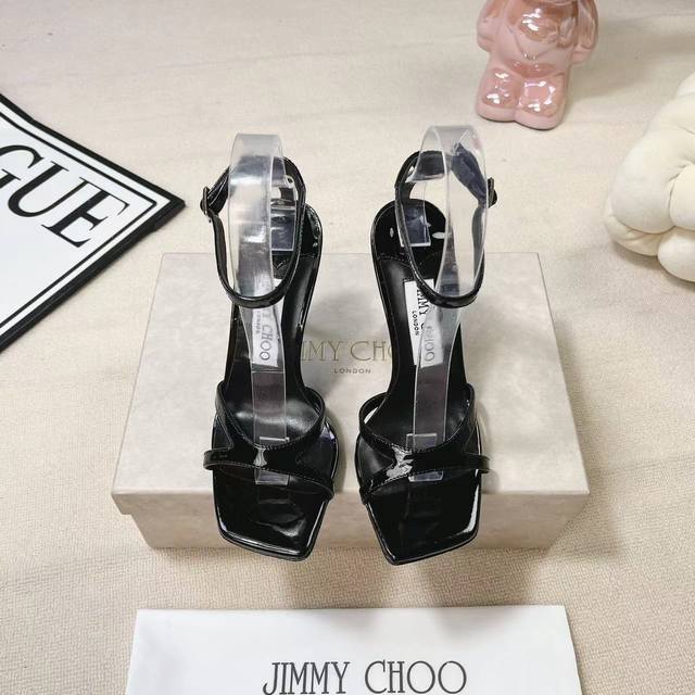 Jimmy Choo 新款漆皮高跟凉鞋系列上新 好看又舒服，日常正式场合都百搭，并以一字带和可调节开合的标志性设计彰显时髦个性 鞋面：原版特定牛漆皮 内里：原版