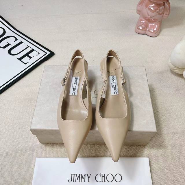 Jimmy Choo 新款漆皮高跟凉鞋系列上新 好看又舒服，日常正式场合都百搭，并以一字带和可调节开合的标志性设计彰显时髦个性 鞋面：原版特定牛漆皮 内里：原版