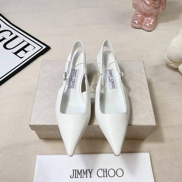 Jimmy Choo 新款漆皮高跟凉鞋系列上新 好看又舒服，日常正式场合都百搭，并以一字带和可调节开合的标志性设计彰显时髦个性 鞋面：原版特定牛漆皮 内里：原版