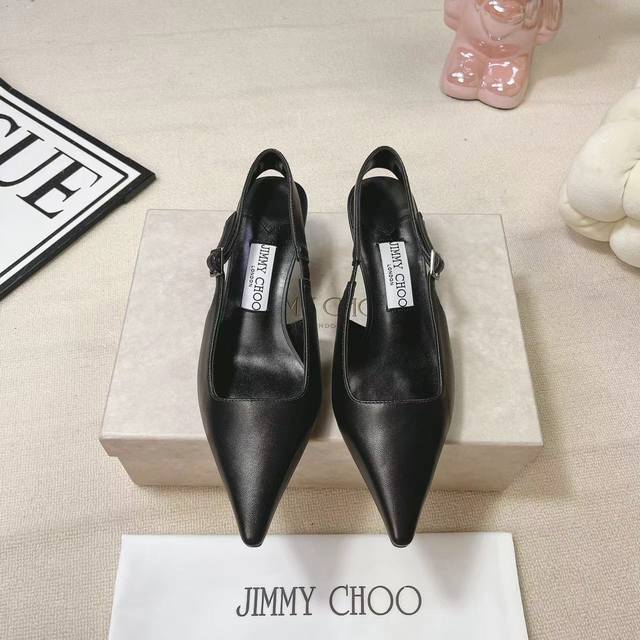 Jimmy Choo 新款漆皮高跟凉鞋系列上新 好看又舒服，日常正式场合都百搭，并以一字带和可调节开合的标志性设计彰显时髦个性 鞋面：原版特定牛漆皮 内里：原版