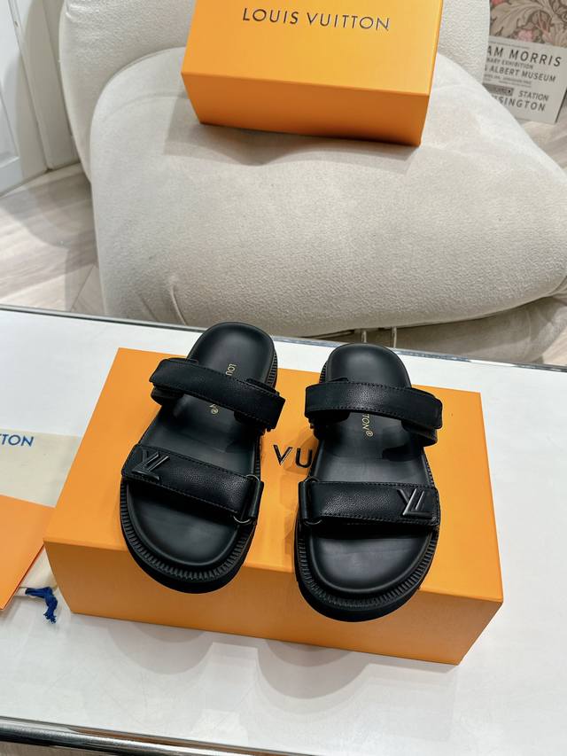 薄底 Louis Vuitton 路易威登女士新款拖鞋 Lv Sunset Comfort平底拖鞋以精鞋面道出手工艺格调，搭配韧性鞋垫和轻盈微型外底，营造舒适惬