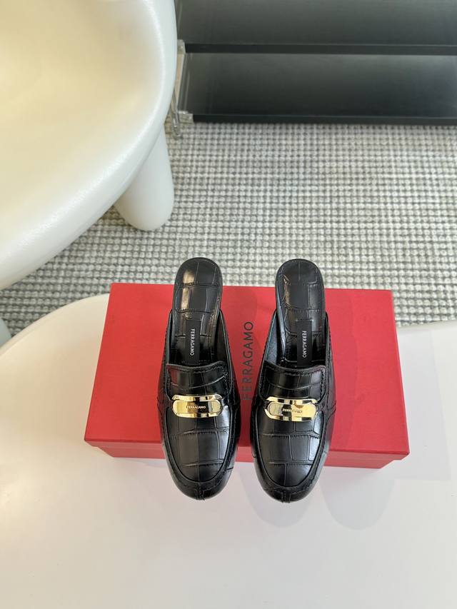 Ferragamo Ss24春夏款全新上市菲拉格慕猫跟穆勒凉拖，这款猫跟穆勒凉拖鞋随性时髦，对比鲜明的配色和纹理更添亮点。鞋面选用棉麻帆布和牛皮制成，饰有双缝线