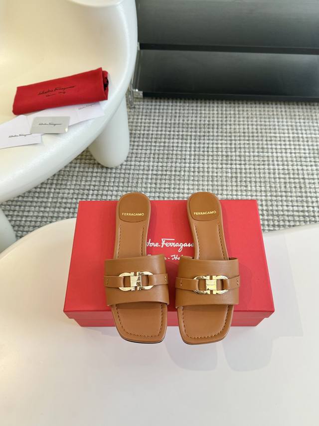 Salvatore Ferragamo 菲拉格慕24春夏新款viva平底露趾凉拖鞋，大粗跟设计搭配超大蝴蝶结温婉柔美，夏日清凉一夏！ 鞋面采用混种羊皮 内里垫脚