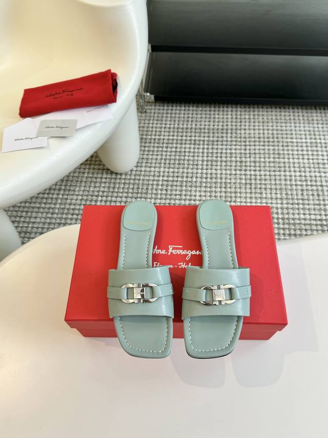 Salvatore Ferragamo 菲拉格慕24春夏新款viva平底露趾凉拖鞋，大粗跟设计搭配超大蝴蝶结温婉柔美，夏日清凉一夏！ 鞋面采用混种羊皮 内里垫脚