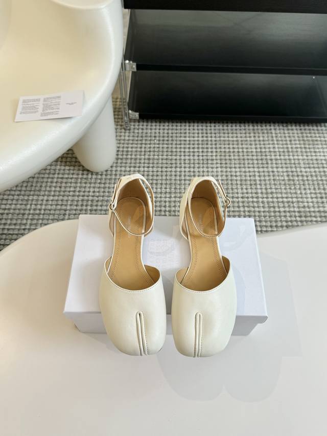 Maison Margiela 玛吉拉mm6家tabi分趾鞋2024独家新品最高版本买手代购1:1完美复刻 芭蕾舞平底分趾tabi凉鞋单鞋凉鞋 原版开模双层真皮