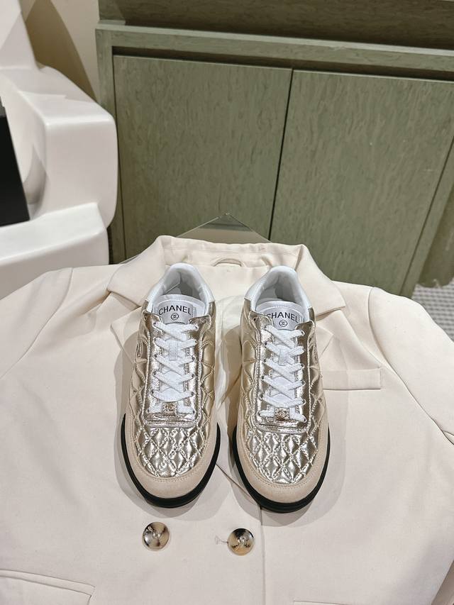 Chanel Tennis系列 小香2024春夏网球鞋新品，绵羊皮材质、超软糯，脚感满分 鞋型秀气精致非常修脚，很chill很百搭！超有格调！ 超大鞋舌，双c