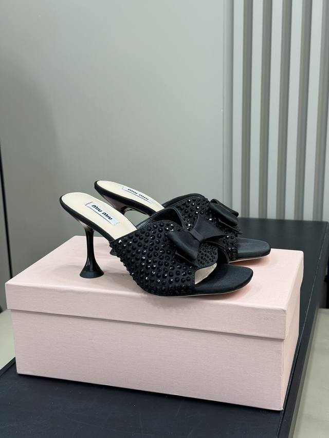 Miu Ss24 New Arrival～ Miu家24春夏高跟凉鞋系列，兼具性感与可爱 漆皮材质，羊皮内里，牛皮鞋底 Size 35-41