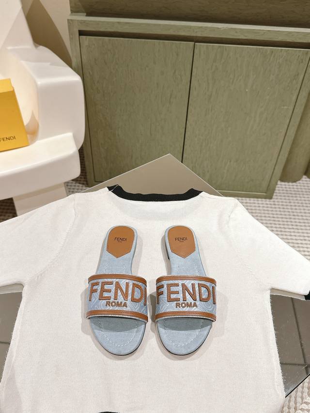 Fendi 芬迪走秀主推系列，新品上线，芬具桌脚设计灵感改创于今年秀场的主推系列鞋履 当季新品拖鞋，众所周知，鞋子永远设计为高级感满满的，高端大气上档次且百搭永