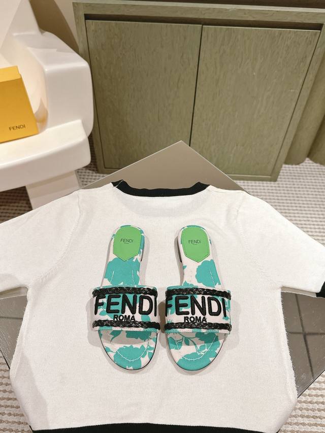 Fendi 芬迪走秀主推系列，新品上线，芬具桌脚设计灵感改创于今年秀场的主推系列鞋履 当季新品拖鞋，众所周知，鞋子永远设计为高级感满满的，高端大气上档次且百搭永