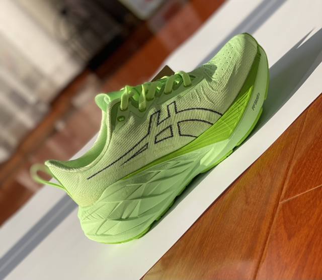 Asics Novablast 4舒适简约减震耐磨低帮跑步鞋。 以轻弹脚感和强力能量反馈，助力你的日常训练。 工程编织网眼鞋面，加厚 Ff Blast Plus