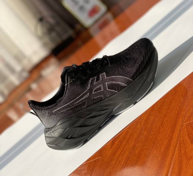 Asics Novablast 4舒适简约减震耐磨低帮跑步鞋。 以轻弹脚感和强力能量反馈，助力你的日常训练。 工程编织网眼鞋面，加厚 Ff Blast Plus