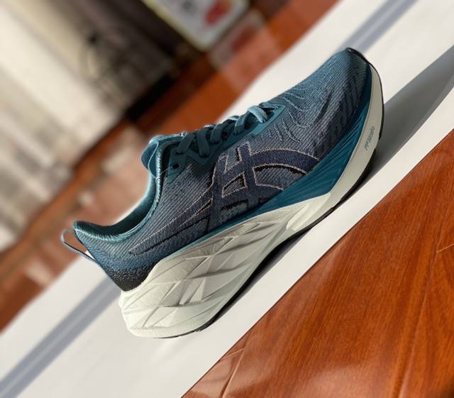 Asics Novablast 4舒适简约减震耐磨低帮跑步鞋。 以轻弹脚感和强力能量反馈，助力你的日常训练。 工程编织网眼鞋面，加厚 Ff Blast Plus