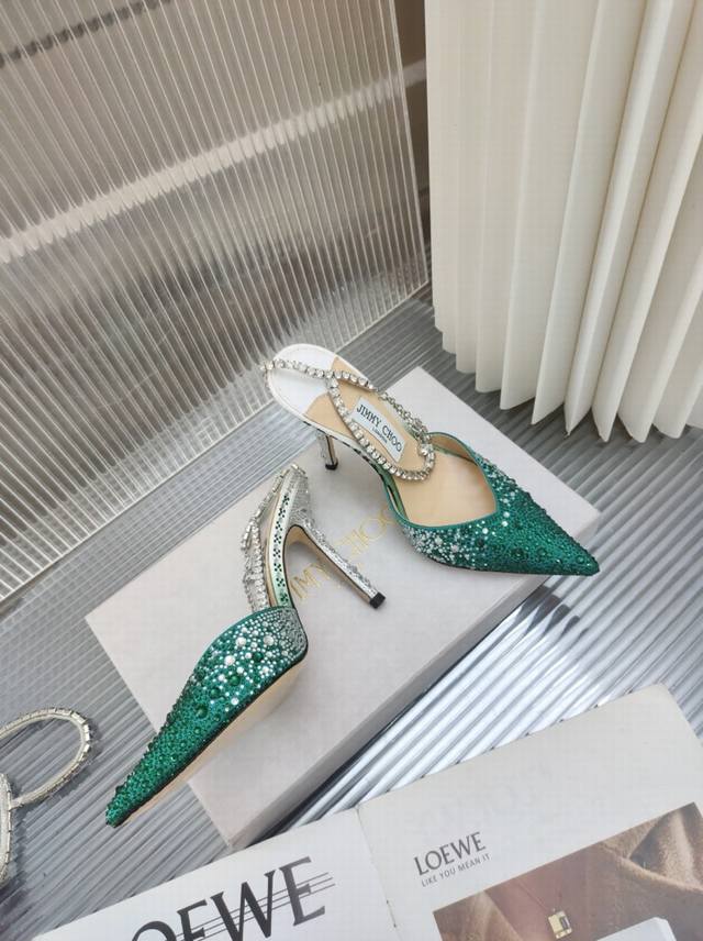 Jimmychoo 吉米周 是一个非常全面之尊贵时尚生活品牌， 香港,美国等大时尚博主及明星的同款表带女士高跟凉鞋系列。 澳大利亚尖头水钻系列简直是美上天了，爱