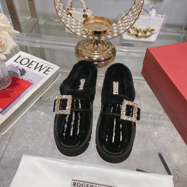 出厂 Roger Vivier 秒杀市场版本 今年最美的雪地靴！太懂女人心思了，侧钻扣的细节十分精致，水晶方扣饰扣羊毛边漆皮裸靴， 第一眼就爱上 亮亮面皮内里带