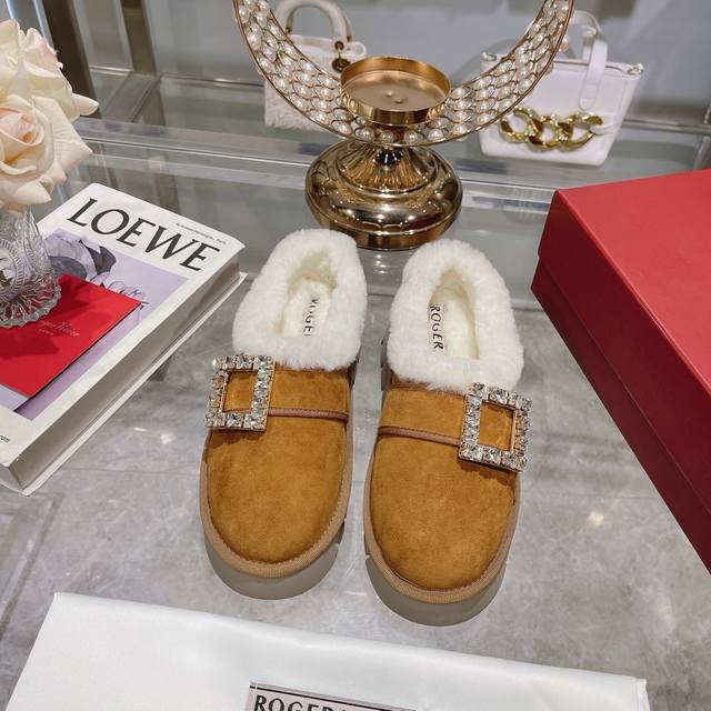 出厂 Roger Vivier 秒杀市场版本 今年最美的雪地靴！太懂女人心思了，侧钻扣的细节十分精致，水晶方扣饰扣羊毛边漆皮裸靴， 第一眼就爱上 亮亮面皮内里带