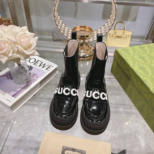 出厂 靴子 Gucci*古奇ss新款顶级品质！ G家新款乐福单鞋 勾纹鞋底和波浪形花型设计 整个鞋上脚 又增高 又减龄 又轻便 好穿到爆 值得拥有 面料：开边珠