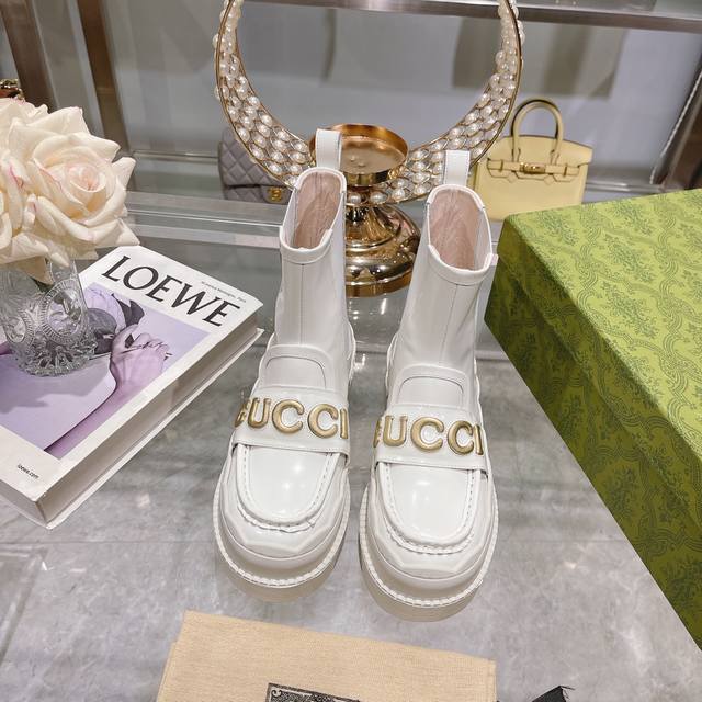 出厂 靴子 Gucci*古奇ss新款顶级品质！ G家新款乐福单鞋 勾纹鞋底和波浪形花型设计 整个鞋上脚 又增高 又减龄 又轻便 好穿到爆 值得拥有 面料：开边珠