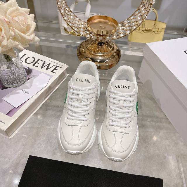 出厂 高版本 Celine*思琳赛琳 2024Ss新款徽标系带情侣款休闲运动鞋 小白鞋 简单舒服，干净利落，增高显腿细，无论是单穿还是搭配阔腿裤，高街又复古一起