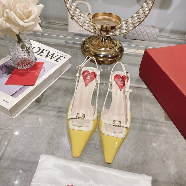 出厂 Roger Vivier 2024早春新款rv女鞋迷你饰扣后空凉鞋漆皮后袢带高跟鞋 迷你饰扣漆皮后袢带高跟鞋本款高跟鞋以闪亮漆皮制成，糅合众多品牌标志性元