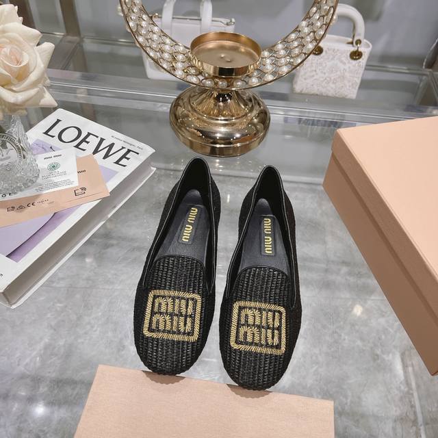 出厂 拖鞋 Miu Miu Miu 刺绣 拉菲草 平底单鞋 Miu芭蕾舞平底单鞋 2024夏季新款 全新超美芭蕾鞋，时尚淑女上脚非常方便 鞋面:进口皮皮草 垫脚