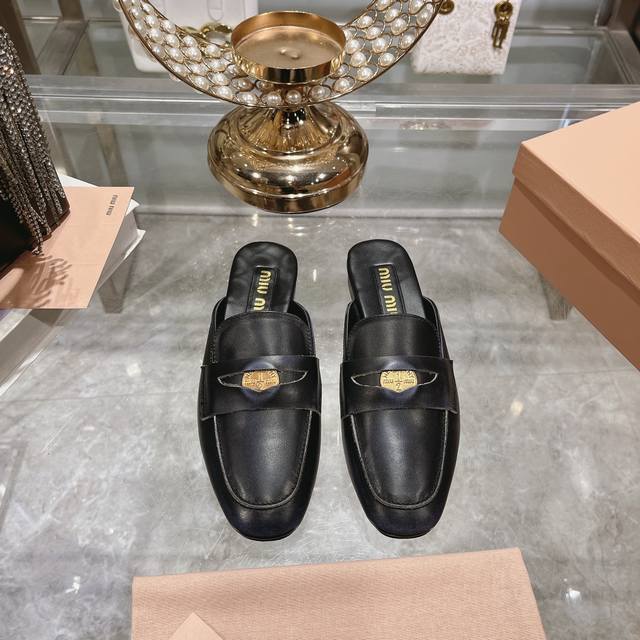 出厂 Miu Miu 24Ss 春夏新款 招财硬币鞋穆勒半拖 Miumiu新出的“小钱币”真的让人一整个心都融化了啊除了中间夹着一颗钱币这种戳人细节之外，上脚特