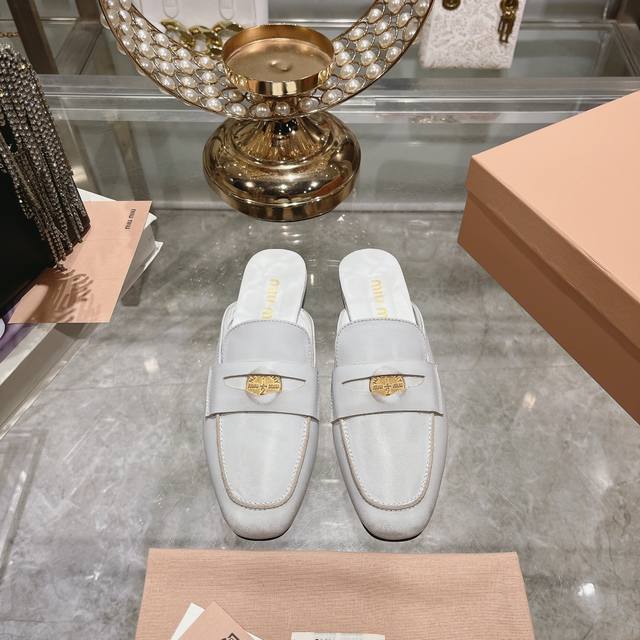 出厂 Miu Miu 24Ss 春夏新款 招财硬币鞋穆勒半拖 Miumiu新出的“小钱币”真的让人一整个心都融化了啊除了中间夹着一颗钱币这种戳人细节之外，上脚特