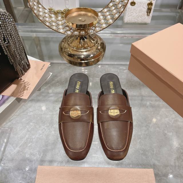 出厂 Miu Miu 24Ss 春夏新款 招财硬币鞋穆勒半拖 Miumiu新出的“小钱币”真的让人一整个心都融化了啊除了中间夹着一颗钱币这种戳人细节之外，上脚特