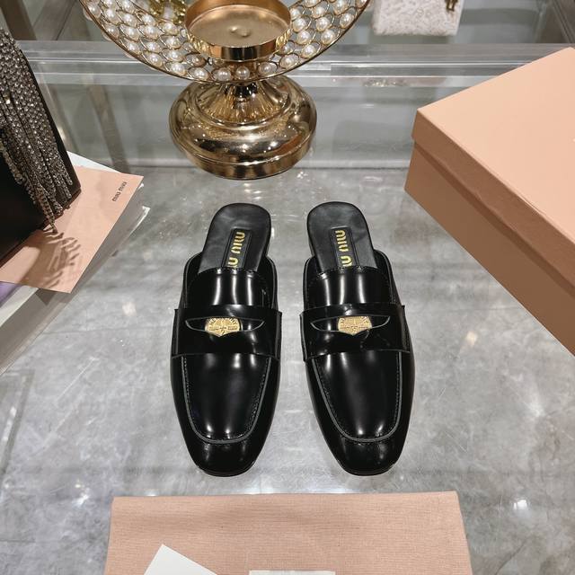 出厂 Miu Miu 24Ss 春夏新款 招财硬币鞋穆勒半拖 Miumiu新出的“小钱币”真的让人一整个心都融化了啊除了中间夹着一颗钱币这种戳人细节之外，上脚特