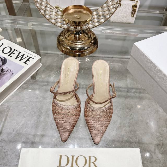 出厂 顶级版 迪奥 Dior 2024 春夏新款一字带烫钻拖鞋 小方头玛丽珍跟鞋 市面顶级版本 每个女生都有一双水晶鞋 它星星点点的很发光 都舍不得穿 上脚还特