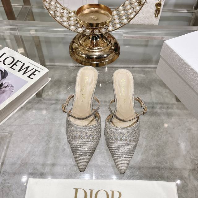 出厂 顶级版 迪奥 Dior 2024 春夏新款一字带烫钻拖鞋 小方头玛丽珍跟鞋 市面顶级版本 每个女生都有一双水晶鞋 它星星点点的很发光 都舍不得穿 上脚还特