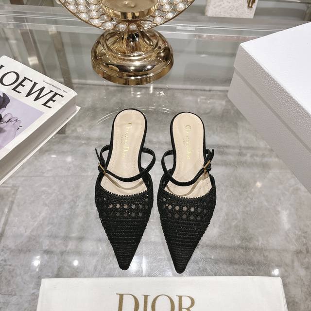 出厂 顶级版 迪奥 Dior 2024 春夏新款一字带烫钻拖鞋 小方头玛丽珍跟鞋 市面顶级版本 每个女生都有一双水晶鞋 它星星点点的很发光 都舍不得穿 上脚还特