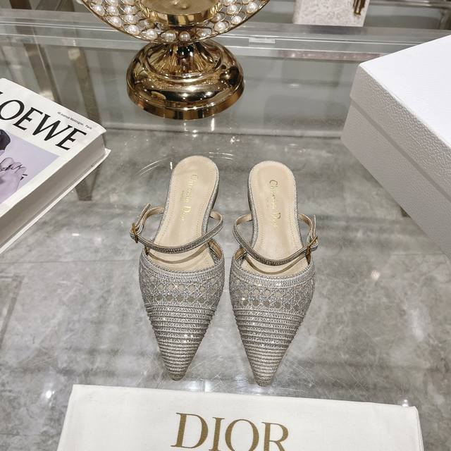 出厂 顶级版 迪奥 Dior 2024 春夏新款一字带烫钻拖鞋 小方头玛丽珍跟鞋 市面顶级版本 每个女生都有一双水晶鞋 它星星点点的很发光 都舍不得穿 上脚还特